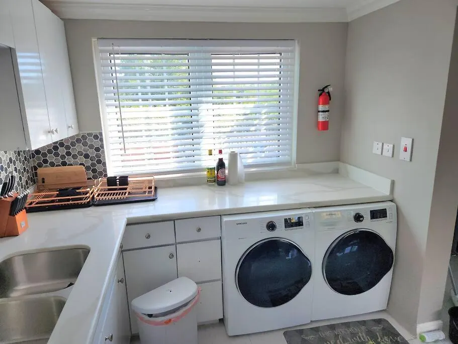 Modern Luxury 2-Bedroom 2.5-Bathroom Townhouse ネグリル 別荘