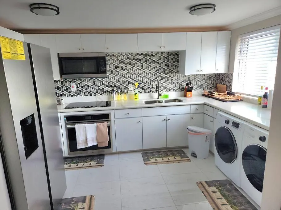 Modern Luxury 2-Bedroom 2.5-Bathroom Townhouse ネグリル