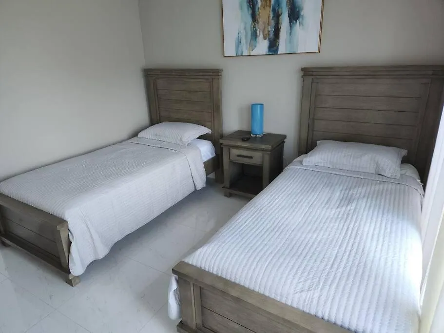 Modern Luxury 2-Bedroom 2.5-Bathroom Townhouse ネグリル 別荘