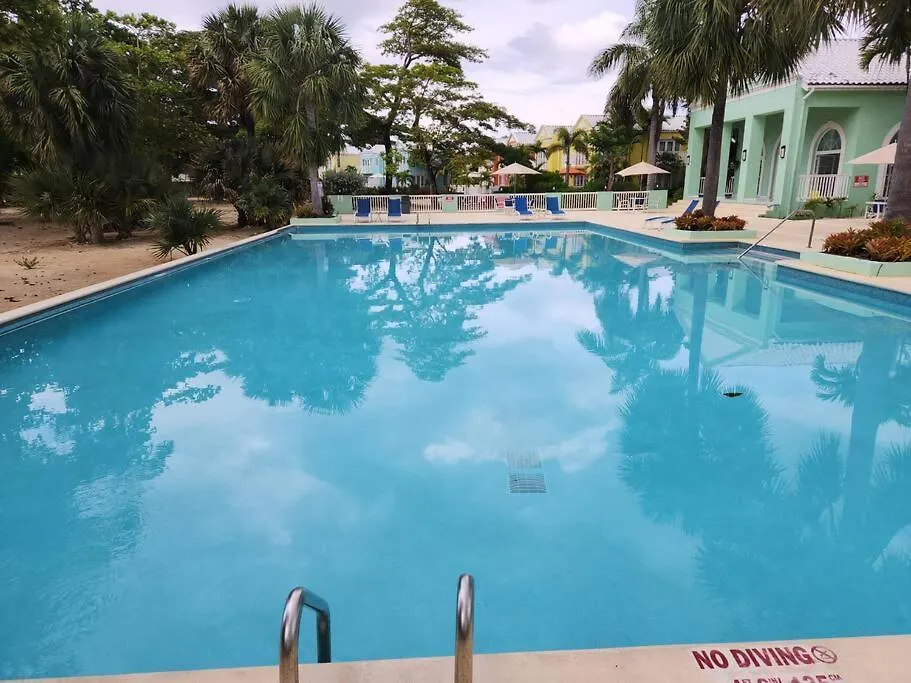 Modern Luxury 2-Bedroom 2.5-Bathroom Townhouse ネグリル 別荘